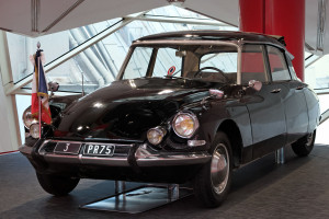 1280px-Citroën_DS_présidentielle_(1963)_au_C42