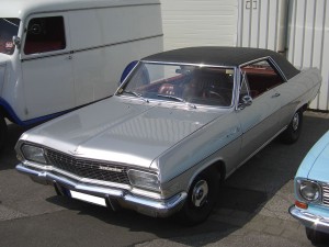 1280px-Opel_Diplomat_A_V8_Coupé_1965-1967_frontleft_2008-07-17_U