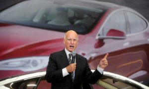 Губернаторът на Калифорния Джери Браун говори в завода на Tesla във Фремонт, Калифорния, през юни 2012 г., когато производителят на EV започна да доставя електрически седан модел S. Снимка : REUTERS
