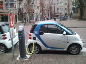 Зареждане на електромобил в Амстердам