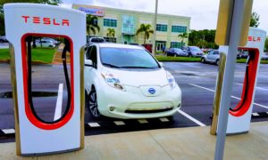 Nissan LEAF на зарядна станция Tesla Supercharger