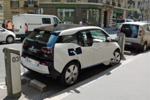 bmw-i3-charging-on-autolib-station-in-paris-trimmed