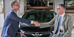 Михаел Лохшелер, главен изпълнителен директор на Opel, и Карлос Таварес, главен изпълнителен директор на PSA Group. 