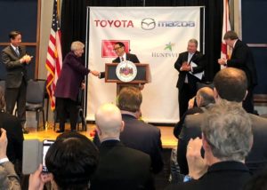 Поздравяват Акио Тойода, главния изпълнителен директор на Toyota Motorна на събитие. Хънтсвил е бил избран за завод за 1.6 милиарда долара за изграждане на автомобили за Toyota и Mazda. Reuters