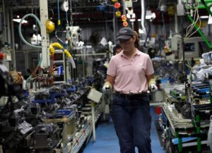 Служител на Toyota в завода за двигатели на компанията в Хънтсвил, Ала. Toyota и Mazda правят голяма инвестиция в нова фабрика в района. Reuters