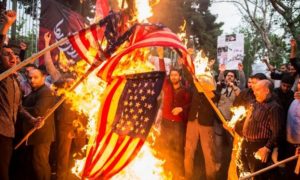 Иранците изгориха знамето на САЩ по време на демонстрация в Техеран този месец