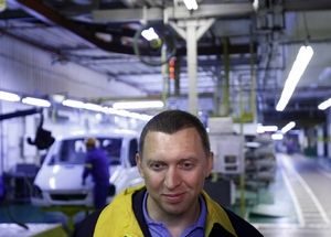Собственикът на GAZ Олег Дерипаска посещава фабриката на руския автомобилен производител в Нижни Новгород - снимка от 2009 г.