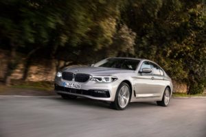 BMW обяви опция за безжично зареждане за своя 530e хибрид