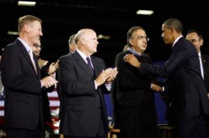 Президентът Барак Обама поздравява Маркионе, както и главния изпълнителен директор на Ford - Алън Мълали, и главния изпълнителен директор на General Motors - Дан Акерсън, втори от ляво, след като Обама представи във Вашингтон изявления за нова програма за подобряване на горивната ефективност на леките автомобили. , 2011 г. Сн.: REUTERS