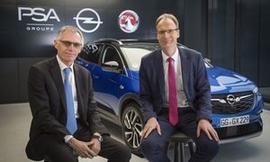 Главният изпълнителен директор на PSA Tavares, вляво и Lohscheller, са върнали Opel дна печалба.