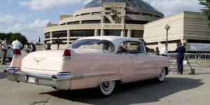 Розов Cadillac пред Charles H. Wright Museum на афро-американската история по време на публичното поклонение пред останките на легендарната Арета Франклин в Детройт, вторник 28 август 2018 г., Associated Press