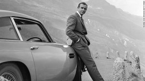 Актьорът Шон Конъри представя като Джеймс Бонд своя Aston Martin DB5 в сцена от филма 'Goldfinger' през 1964 г.