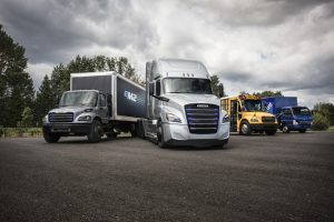 Линия на Daimler Trucks от комерсиални електрически   превозни средства: Freightliner eM2, Freightliner eCascadia, Thomas Built Buses Saf-T-Liner C2 Jouley, FUSO eCanter (PRNewsfoto/Daimler North America - Corpora)