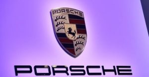 Логото на Porsche на Porsche 911 Speedster на международното автомобилно изложение в Ню Йорк през 2019 г. - САЩ.