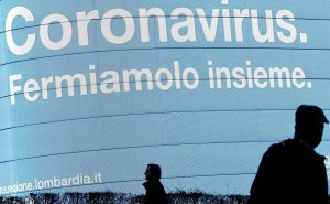Табела в Милано, Италия: „Коронавирус. Нека го спрем заедно “