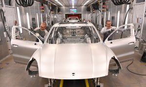 VW Group спря производството в своя многобранден завод в Братислава. На снимката са служители, правещи модели Porsche Cayenne през юли 2019 г.