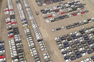 Наскоро сглобените превозни средства се съхраняват в разпределителен двор в празен автомобилен завод Vauxhall в Англия на 17 март.