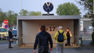 Служителите тръгват към входна порта в завода на Volkswagen във Волфсбург, Германия, на 27 април 2020 г. Bloomberg 