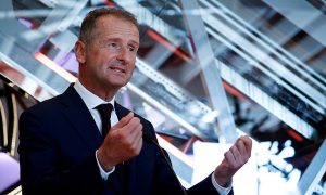 Гл. изп. директор на Volkswagen Group говори на конференция и представяне на новия ръководител на SEAT, в Барселона, на 23 септември 2020.. REUTERS
