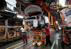 Работници от General Motors поставят батерията на Chevrolet Bolt EV в завода в Орион, Мичигън - REUTERS