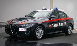 Модифицираните полицейски коли Guilia имат няколко специални функции, включително бронирани прозорци и врати и анти-взривен резервоар за гориво.