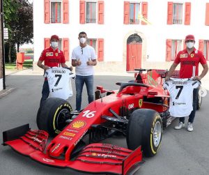 Кристиано Роналдо позира за снимка с пилотите на Ферари от Формула 1 Чарлз Леклерк и Карлос Сайнц по време на посещението си в Маранело