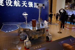 Реплика на Tianwen-1 Mars rover е показана изложбено в National Museum iв Пекин на 3 март 2021. REUTERS