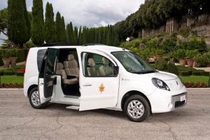 Електрическото Renault Kangoo Z.E. на папа Бенедикт XVI