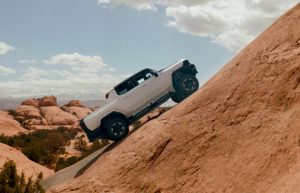 GMC HUMMER EV Pickup изкачва стръмен терен при off-road изпитанията