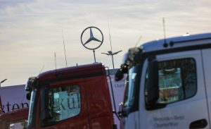 Новите Mercedes камиони пред  Daimler AG truck center in Kalbach, Germany, on Thursday, Feb. 4, 2021. Daimler is moving ahead with plans for an initial public offering of its sprawling heavy-truck unit in what could be one of Germanys largest share sales ever.