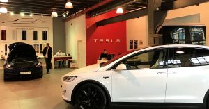 Електрическите автомобили на Tesla могат да бъдат видени в автосалона в Осло, Норвегия