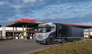 Daimler Truck AG und TotalEnergies entwickeln gemeinsam Wasserstoff-Infrastruktur für den Straßengüterverkehr in Europa Daimler Truck AG and TotalEnergies partner to develop hydrogen ecosystem for transportation in Europe