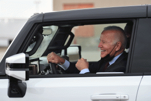 Байдън прави пробно шофиране на новия прототип на Hummer EV на паркинга на Factory Zero в Детройт. /Bloomberg 