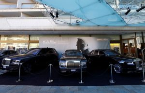 Три автомобила Rolls-Royce, собственост на покойния моден дизайнер Карл Лагерфелд, са изложени преди търга на колекцията на Карл Лагерфелд от аукционната къща Sotheby's в Монте-Карло, Монако, 30 ноември 2021 г. REUTERS