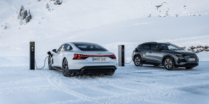 Audi Q4 e-tron на зареждаща станция - зима - r-2021-