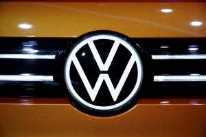 Логото на Volkswagen се вижда, когато лансира своите ID.6 и ID.6 CROZZ SUV на световна премиера преди автомобилното изложение в Шанхай 