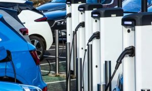 Зареждане на електрически автомобили в Единбург В Обединеното кралство има само около 30 000 обществени точки за зареждане за обслужване на 420 000 чисто електрически превозни средства. Снимка: /The Guardian 