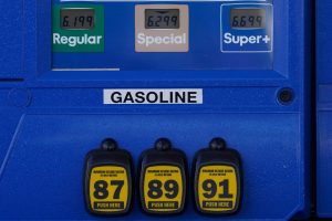 Високи цени на бензиностанция в Западен Холивуд, Калифорния, в петък. Цените в Калифорния са средно 4,80 долара за галон./Асошиейтед прес