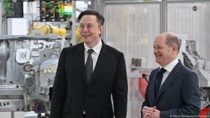 Германският канцлер Олаф Шолц и Илон Мъск присъстват на церемонията по откриването на новата Tesla Gigafactory за електрически автомобили в Грюнхайде, Германия, 22 март 2022 г. REUTERS