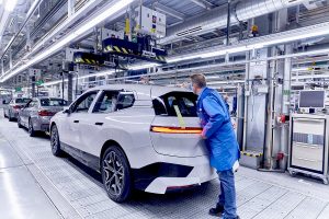 Производство на електрическия кросоувър BMW iX в Динголфинг, Германия