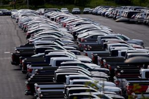 Автомобили, които не са продадени поради забавянето на пазара на автомобили, причинено от коронавирусна болест (COVID-19), се съхраняват във Филаделфия