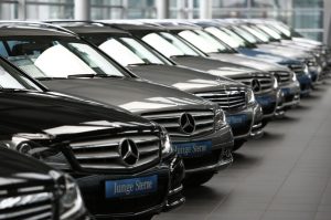 Автомобили Mercedes-Benz са изложени в представителство на немския производител на автомобили Daimler в Мюнхен, REUTERS