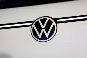 Логото на ID.. Buzz, емблематичният автомобил на марката Volkswagen по време на световната си премиера в Париж, Франция, 9 март 2022 г. REUTERS  