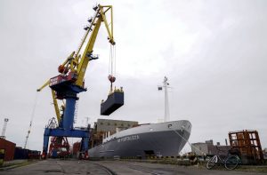 Кран повдига корабен контейнер в търговско пристанище в Калининград, Русия REUTERS/