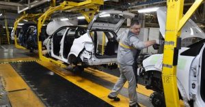 Служител работи на поточната линия в завод на френския автомобилен производител Renault в Москва | /AFP 
