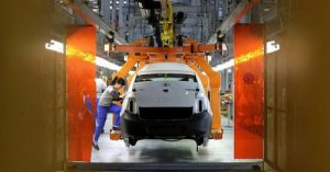 Работник на производствена линия на Lada Granta в централата на Автоваз в Толиати, Русия © /Bloomberg