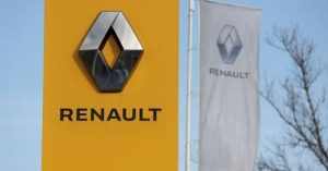 Табло с логото на Renault е изложено близо до автомобилен салон в Санкт Петербург, Русия, 24 март 2022 г. REUTERS 
