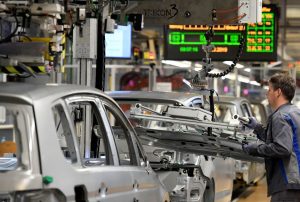 Служител премества автомобилни компоненти в производствена линия в завода на Volkswagen във Волфсбург, Германия REUTERS/