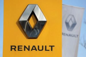 Табло с логото на Renault е изложено близо до автомобилен салон в Санкт Петербург, Русия, 24 март 2022 г. REUTERS/
