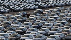 Нови автомобили се виждат паркирани в завода на Volkswagen Group Rus в Калуга, Русия, където операциите са спрени, а вносът и износът са спрени поради нахлуването на Русия в Украйна. 